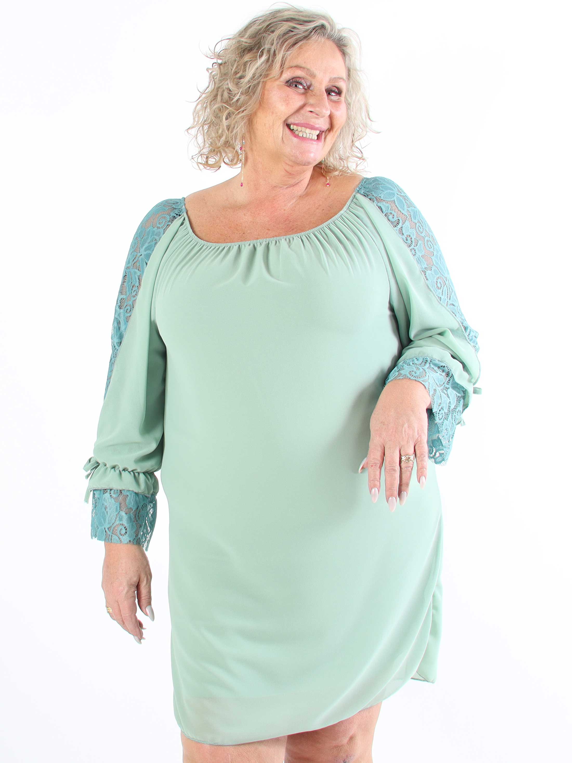 Lupita - Plus size tunikaklänning med spetsärmar